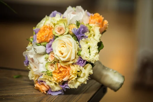 Belo buquê de casamento com rosas — Fotografia de Stock