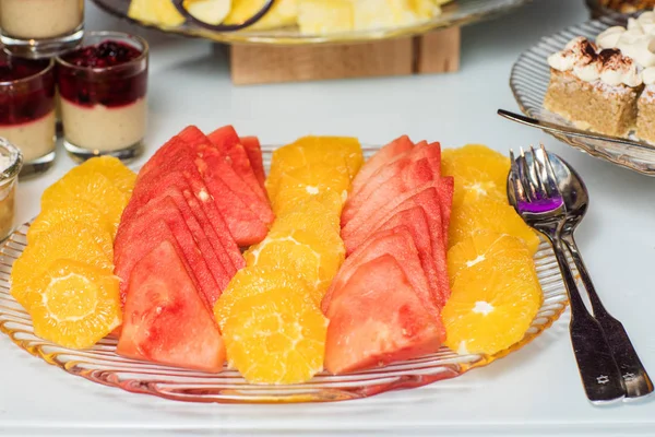 Surtido de frutas frescas en un plato —  Fotos de Stock