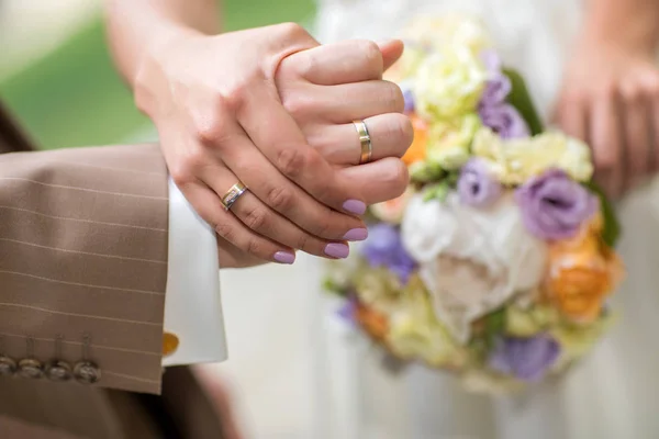 Обручальные кольца. Руки жениха и невесты с обручальными кольцами . — стоковое фото