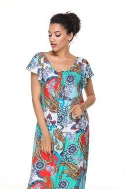 Güzel afrikalı-amerikalı kız stüdyo arka plan