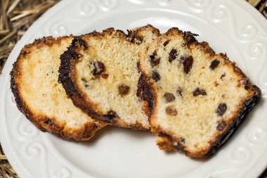 Paskalya kuzu ve Rabbitty ile pudra şekeri serpilir