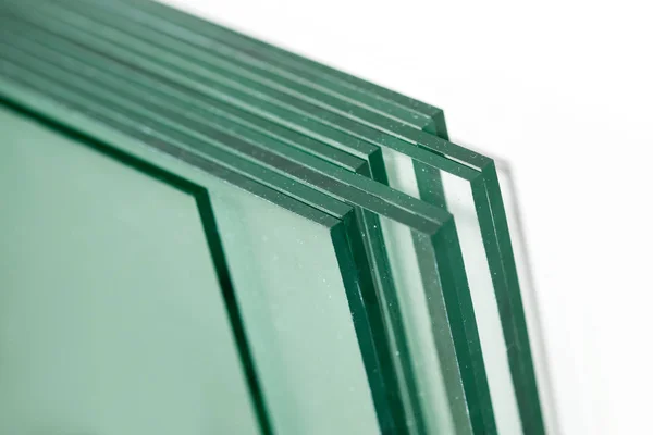 Листи заводу з виробництва тонованих прозорих плаваючих скляних панелей, розрізаних на розміри — стокове фото