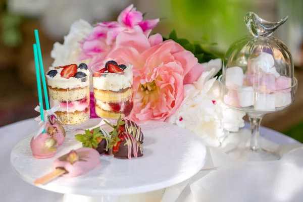 Lahodný sladký bufet s cupcakes, sladký sváteční bufet s cupcakes a meringues a další dezerty — Stock fotografie