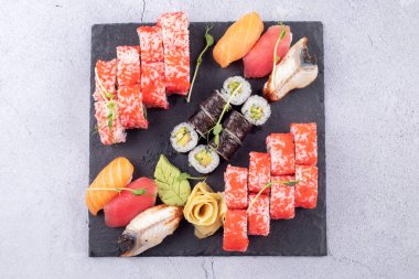 Suşi Sashimi ve suşi ruloları taş levhada servis edilir.