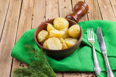 Tahta bir kasede dereotlu kızarmış patates.