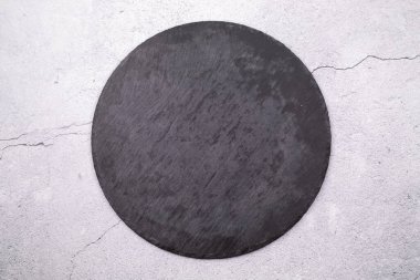 Gri bir arkaplanda yuvarlak tahta duruşu