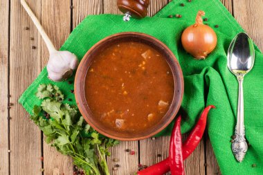 Et ve pirinçli Kharcho çorbası.