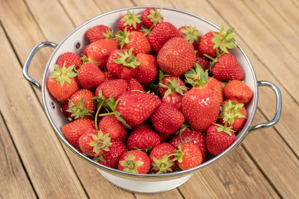 Fragola in una ciotola su sfondo di legno — Foto Stock