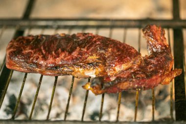 Izgarada biftek, yakın plan..