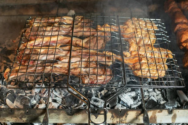 グリルで肋骨と肉を焼きます. — ストック写真