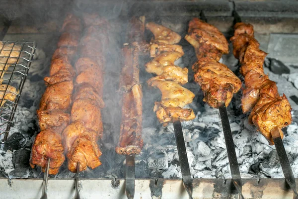 Grillning marinerad shashlik på en grill. Shashlik är en form av Shish kebab — Stockfoto