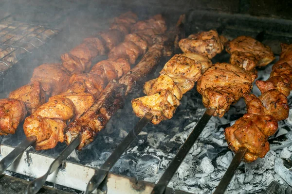 Grillning marinerad shashlik på en grill. Shashlik är en form av Shish kebab — Stockfoto