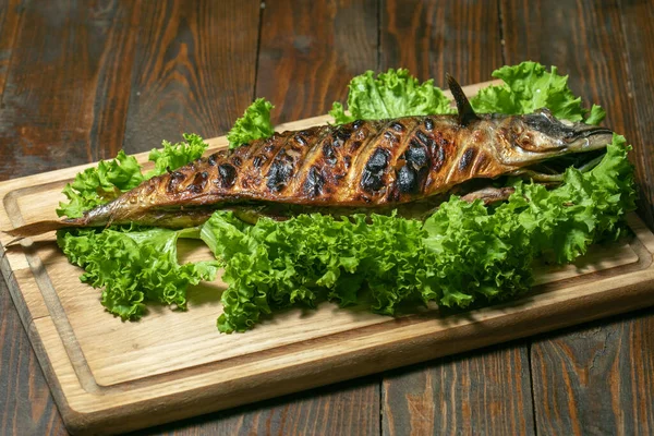 Caballa a la parrilla en una tabla de madera con ensalada —  Fotos de Stock