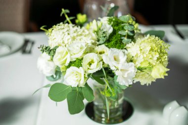 Oturma odasında yemek servisi var, manzarayı kapat.