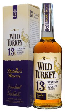 Venedik - Haziran 2018. Amerikan Bourbon viski Wild Turkey 13 yaşında Distiller'ın rezerv 70cl, %45,5 Vol şişe.