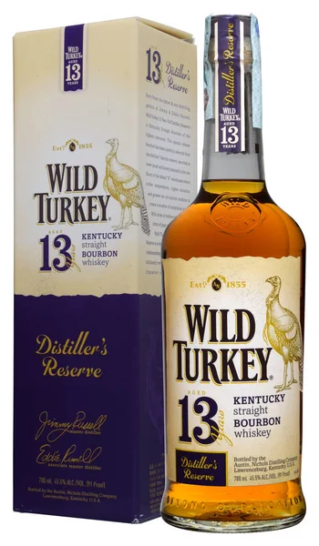 Venedik - Haziran 2018. Amerikan Bourbon viski Wild Turkey 13 yaşında Distiller'ın rezerv 70cl, %45,5 Vol şişe.