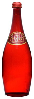 Venedik - Temmuz 2018. Şişe suyu Ty Nant çok gazlı köpüklü 75cl.