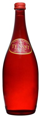 Venedik - Temmuz 2018. Şişe suyu Ty Nant çok bahar su parlak 75cl.