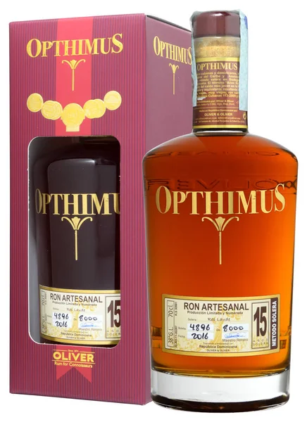 Venedik - Ağustos 2018. Şişe rom Opthimus 15 yaşında 70cl, %38 Vol.