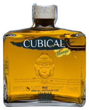 Fonte, Venedik, İtalya - Mayıs 2019. Cin Kübik Mango Şişesi 70cl, 37,5%Vol.