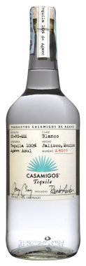 Venedik, İtalya - Ağustos 2019. Tekila Şişesi Casamigos Blanco 1 litre, 40%Vol.