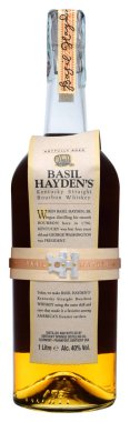 Venedik, İtalya - Ağustos 2019. Amerikan Bourbon Viski Basil Hayden's 1 litre, 40% Vol Şişe.
