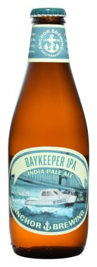 Venedik, İtalya - Ağustos 2019. Amerikan bira şişesi Çapa Baykeeper Ipa 35,5cl, 7% Vol.