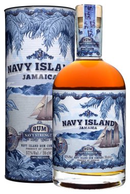 Venedik, İtalya - Eylül 2019. Rom Navy Island Jamaika 70cl, 57% Vol Şişe.
