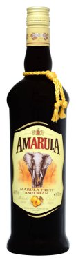 Venedik, İtalya - Eylül 2019 'da. Bir şişe likör Amarula 70cl,% 17 Vol.