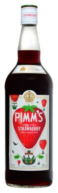 Venedik, İtalya - Eylül 2019 'da. Bir şişe likör Pimm 's Strawberry 1 litre,% 20 Vol.