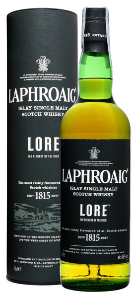ВЕНЕЦИЯ, ИТАЛИЯ - ОКТЯБРЬ 2019 года. Bottle of Scotch Whisky Laphroaig Lore 70cl, 48% Vol
.