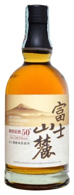 Venedik, İtalya - Ocak 2020. Japon viskisi Fuji-Sanroku 70cl,% 50 Vol.