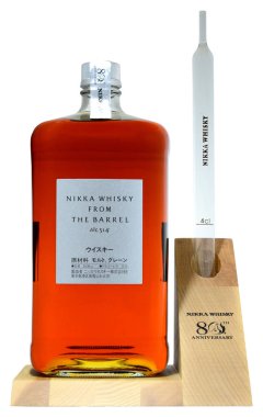 Venedik, İtalya - Ocak 2020. Fıçının 80. yıldönümünden bir şişe Japon viskisi. 3 litre, 51,4% Vol..