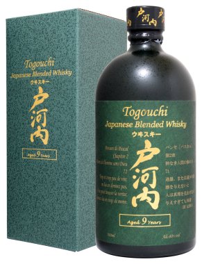 Venedik, İtalya - Ocak 2020. Bir şişe Japon Viskisi Togouchi karışımı 9 yıllık 70 'lik,% 40' lık Vol.
