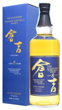 Venedik, İtalya - Ocak 2020. Bir şişe Japon Viskisi Kurayoshi 8 YAŞINDA 70cl,% 43 Vol.