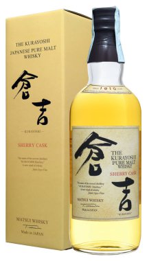 Venedik, İtalya - Ocak 2020. Bir şişe Japon Viskisi Kurayoshi Şeri Fıçısı 70cl,% 43 Vol.