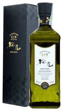 Venedik, İtalya - 2020 Ağustos 'u. Bir şişe Gin Sakurao Orijinal (Japonya)% 70 Vol.