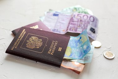 Beyaz beton tablo, pasaportlar ve sikkeler üzerinde birkaç Euro.