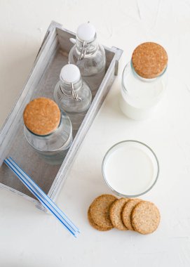 Şişe ve bardak taze süt. Badem veya inek süt. Beyaz arka plan.