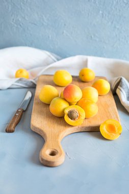 Taze ve olgun kayısı. Yaz, sezon meyve.