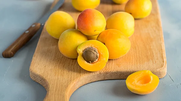 Fresh and ripe apricots. Summer, season fruit. — Stock Photo, Image