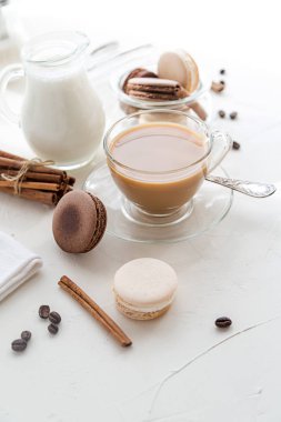 Kahve ve macarons kahvaltı.