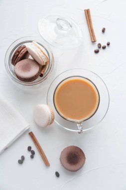 Kahve ve macarons kahvaltı.