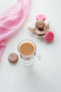 Kahve ve macarons kahvaltı.