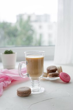 Kahve ve macarons kahvaltı.