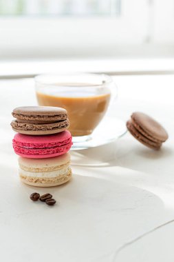 Kahve ve macarons kahvaltı.