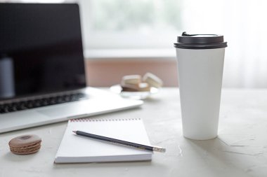 Kucak tepe ve masanın üzerine bir not. Planlama. Office.