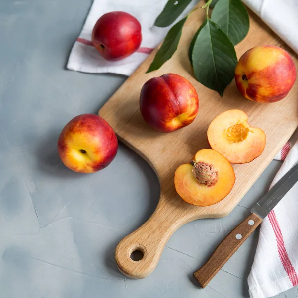 Ripe peaches on the wooden desk. Summer — Stock Photo, Image