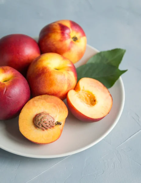 Ripe peaches on the wooden desk. Summer — Stock Photo, Image