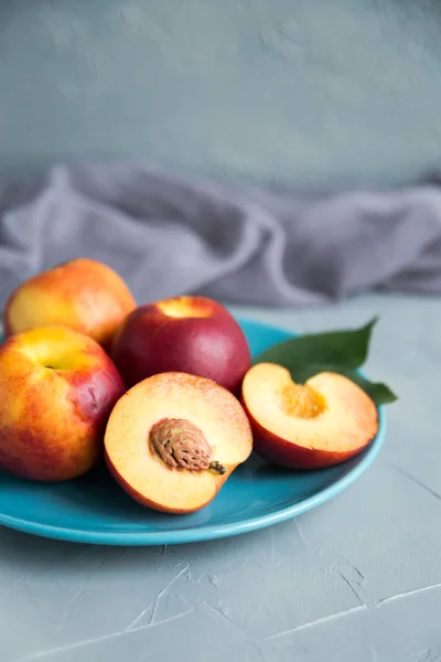 Ripe peaches on the wooden desk. Summer — Stock Photo, Image